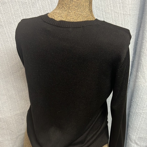 Ladies black pull over top sized large but appears to be more of a size medium - Picture 2 of 4